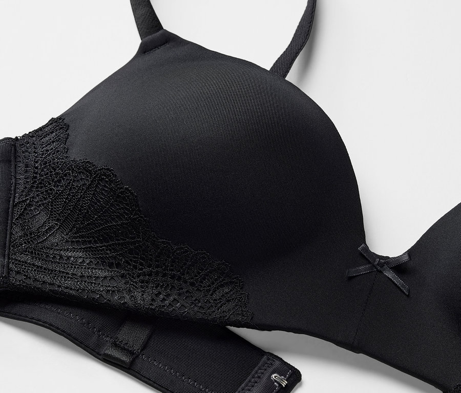 Vue détaillée d'un soutien-gorge noir à coques souples.
