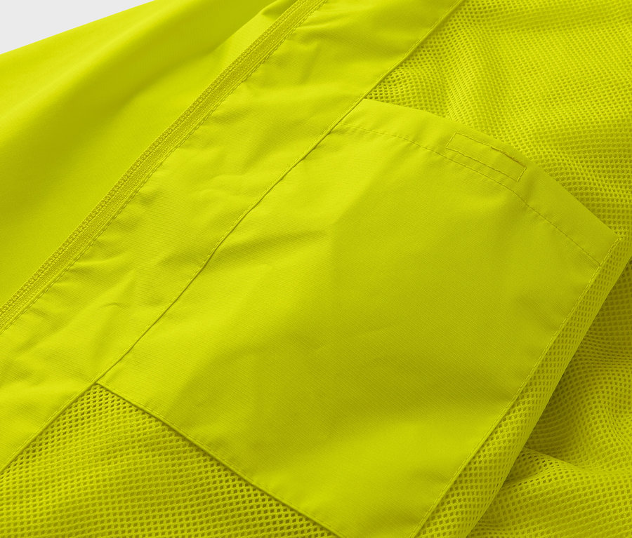 Détail d'une veste de pluie jaune avec une poche.