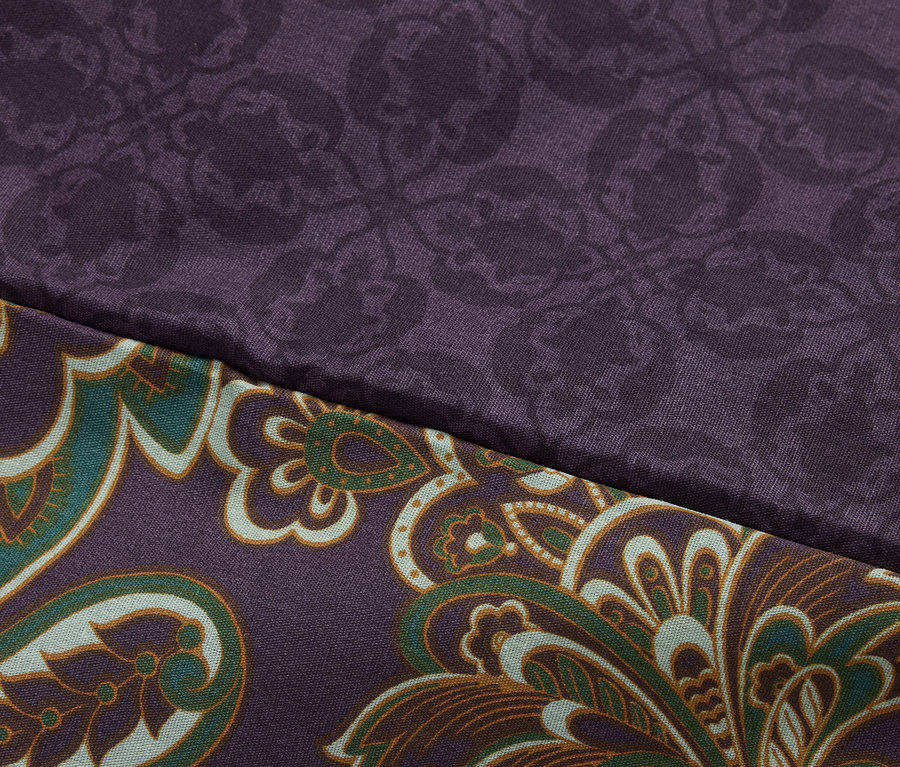 Gros plan d'une parure de lit en percale violette, grande taille, à motif floral.