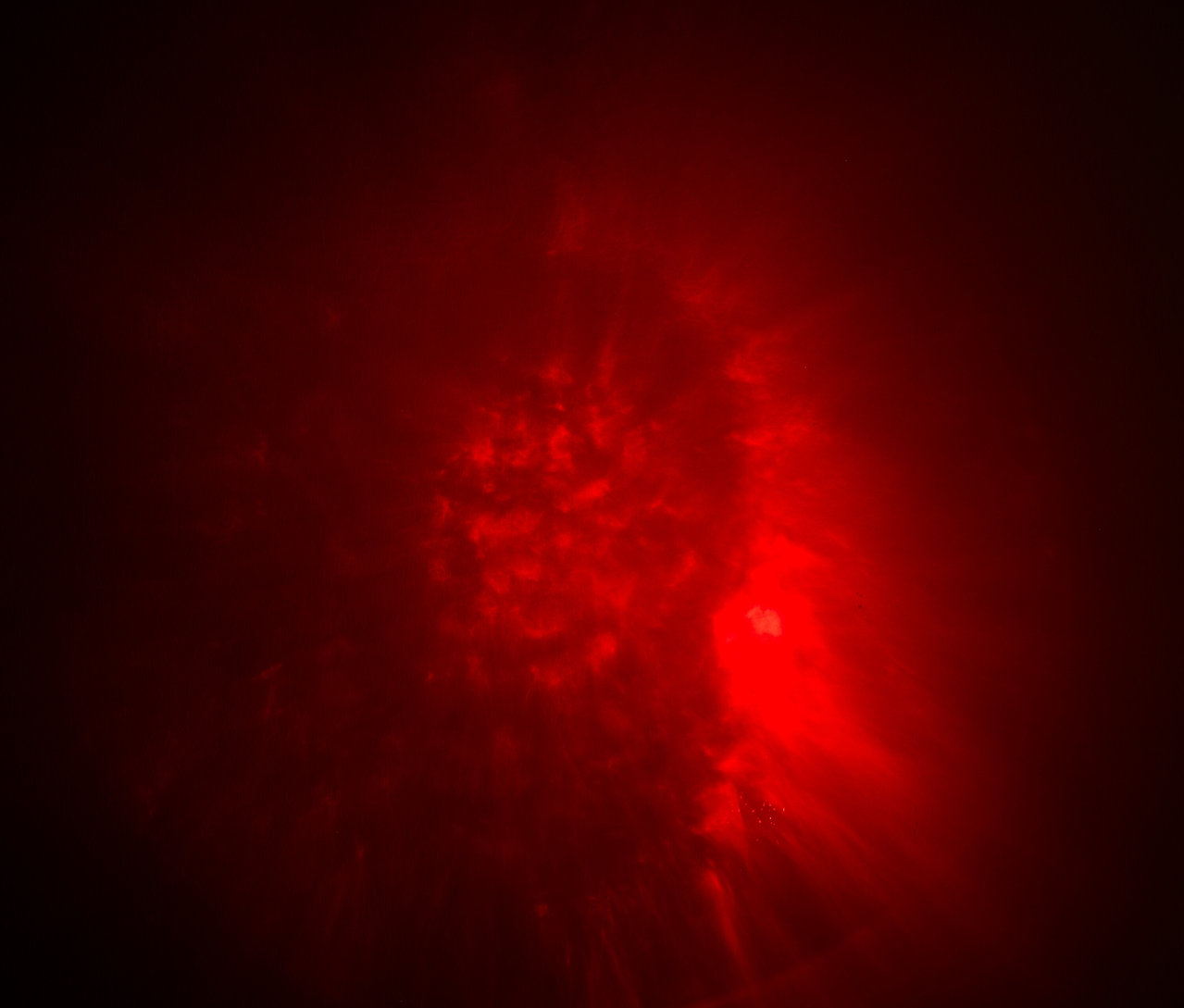 Image abstraite avec des taches rouges et des effets de lumière.