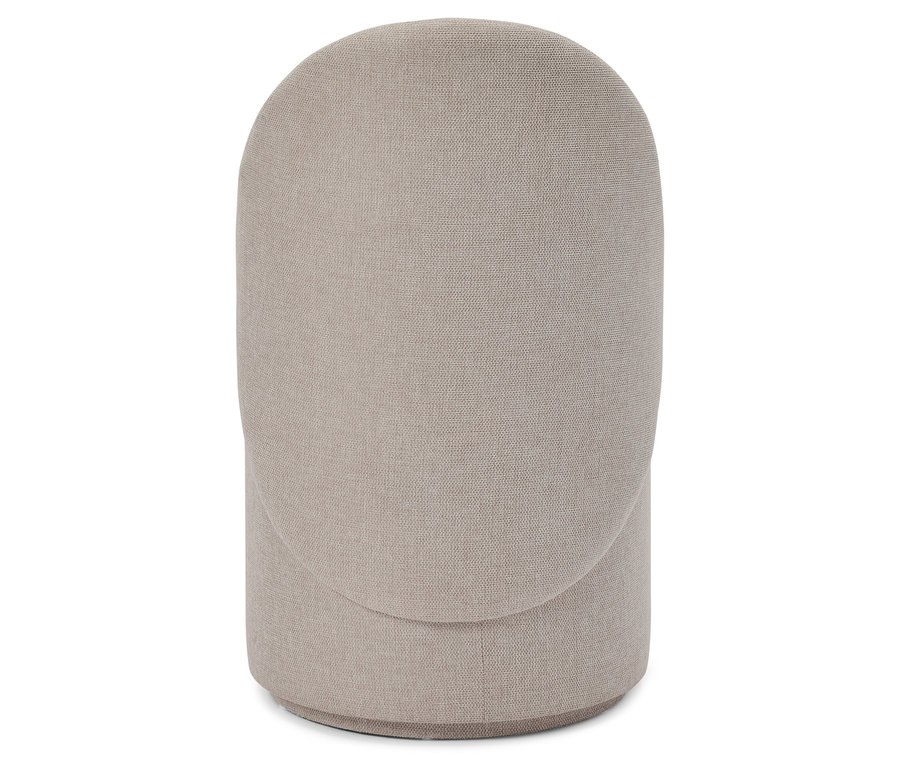Gros plan d'une chaise en tissu beige sur fond blanc.
