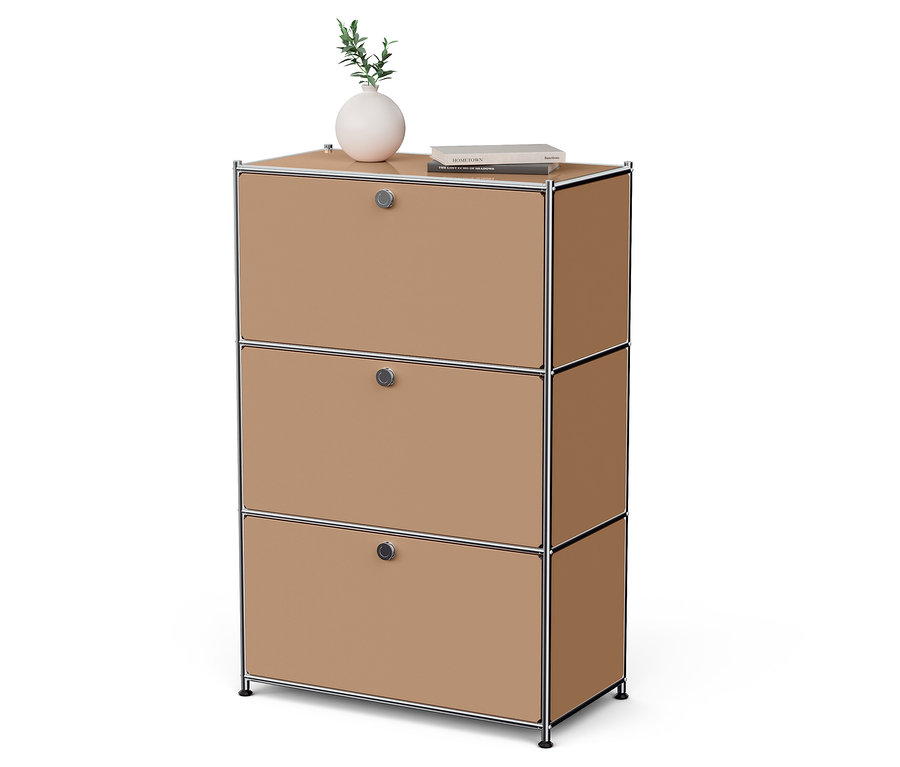 Meuble à trois étages avec portes marron, vase et livre sur le dessus.