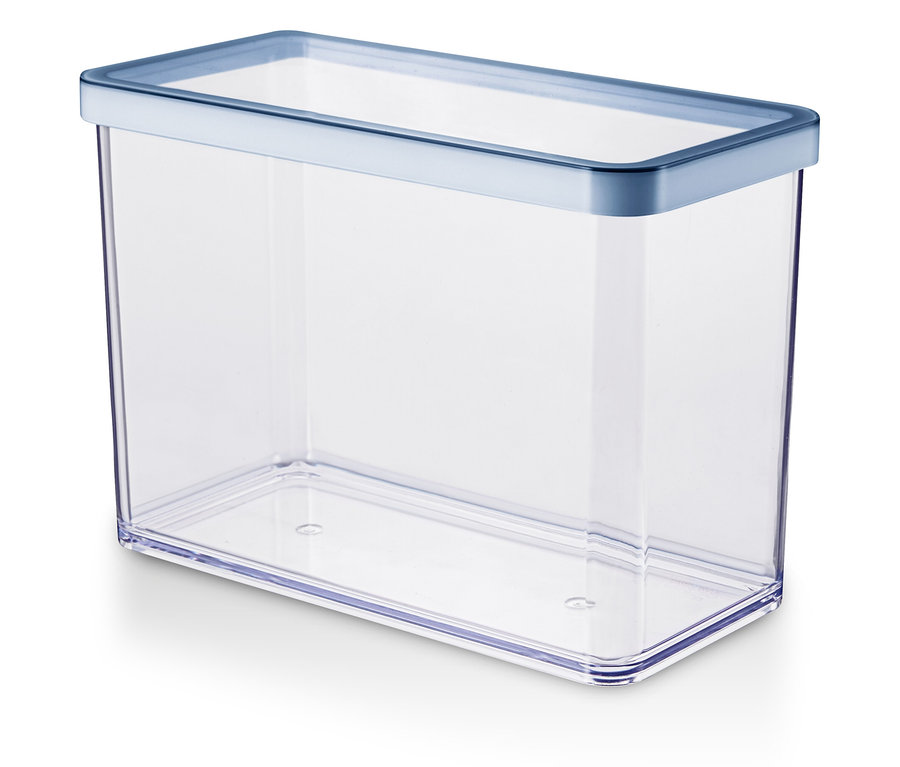Récipient rectangulaire transparent vide avec couvercle bleu.