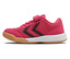 Une basket HUMMEL Multiplay Flex VC JR, rose avec une semelle marron et des chevrons Hummel noirs sur le côté.