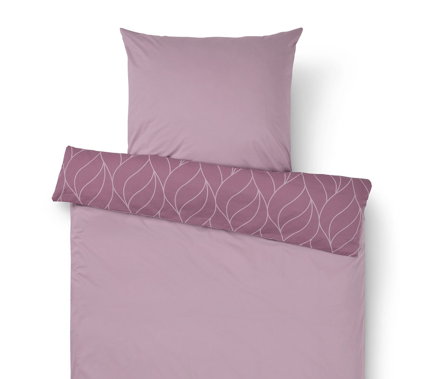 Linge de lit lilas avec oreiller et bande avec des feuilles blanches.