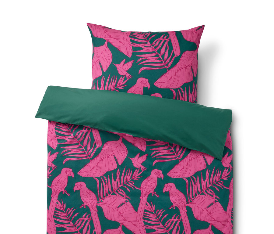 On voit une parure de lit en renforcé, vert tropical, de taille normale et grande taille, avec un motif tropical de feuilles et de perroquets.