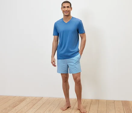 Homme posant dans un ensemble pyjama shorty.