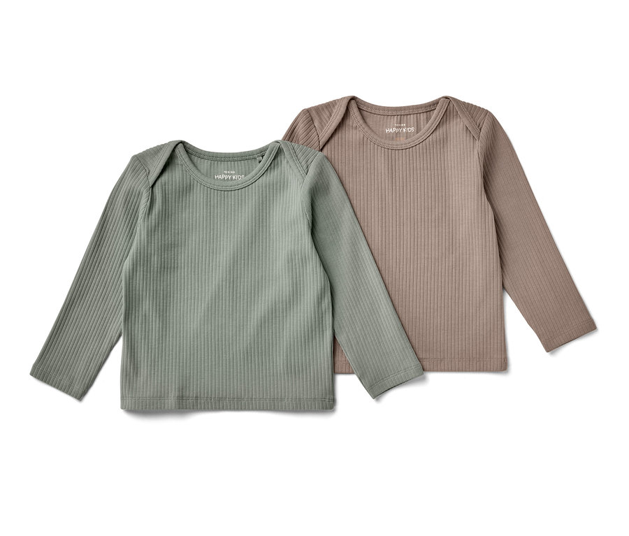 Deux t-shirts à manches longues pour bébé avec structure côtelée, vert clair et beige, sont placés l'un à côté de l'autre.
