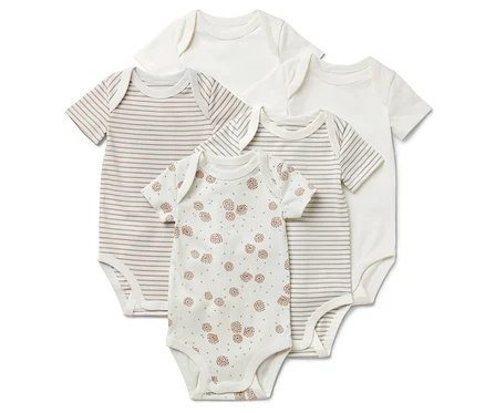Cinq bodies à manches courtes pour bébé : deux blancs, deux à rayures marron et un à imprimé floral marron.