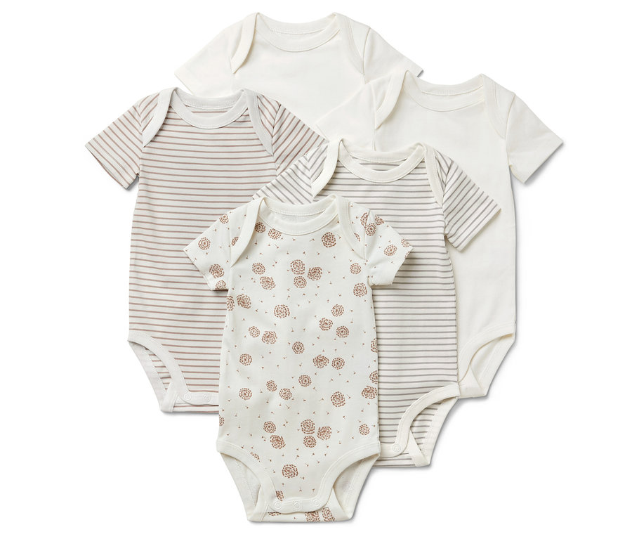 Cinq bodies à manches courtes pour bébé : deux blancs, deux à rayures marron et un à imprimé floral marron.