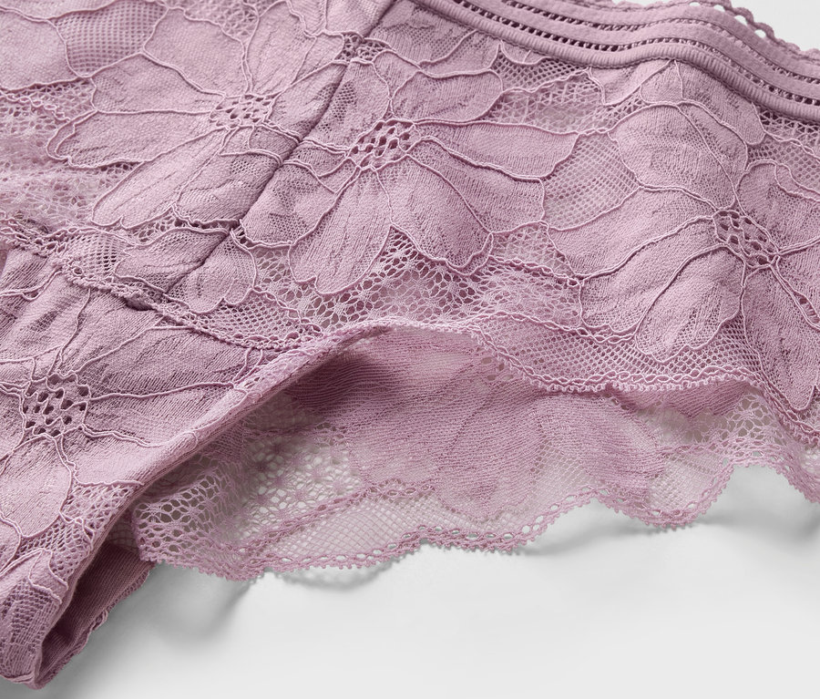 Détail d'un hipster à dentelle violet.