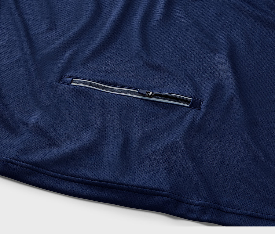 Gros plan sur un maillot de cyclisme bleu avec une poche zippée.