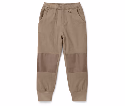 Pantalon marron pour enfant avec des patchs sur les genoux, posé sur un fond blanc.