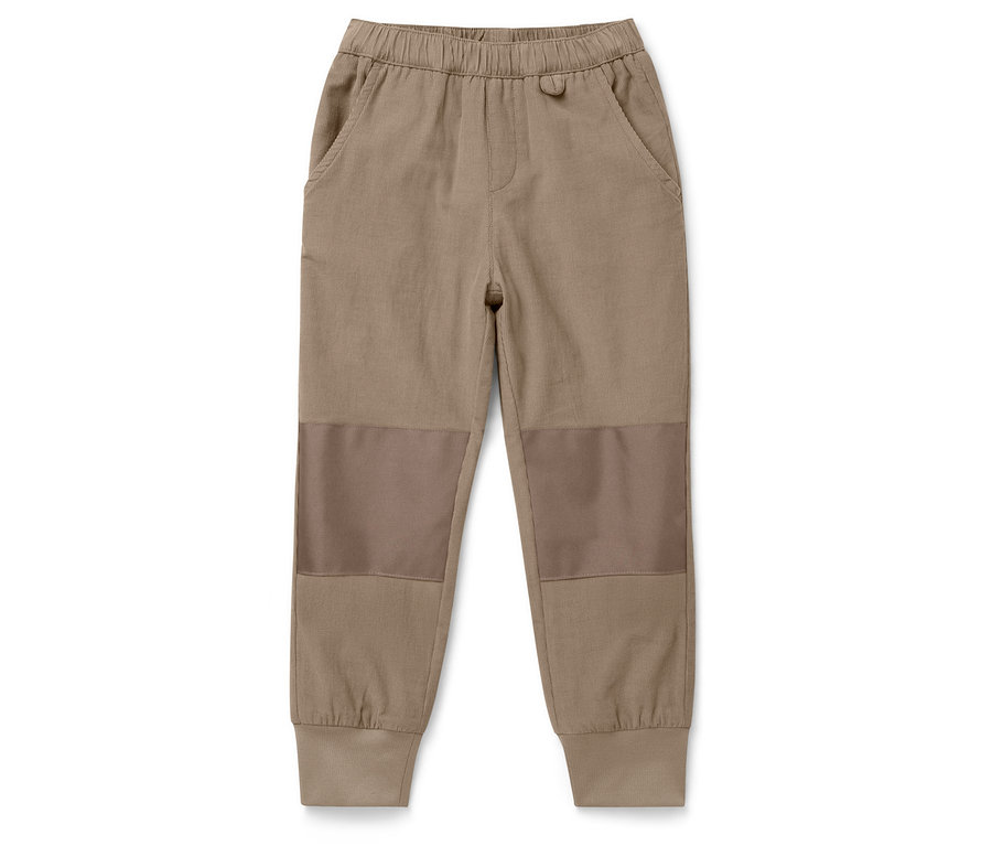 Pantalon marron pour enfant avec des patchs sur les genoux, posé sur un fond blanc.