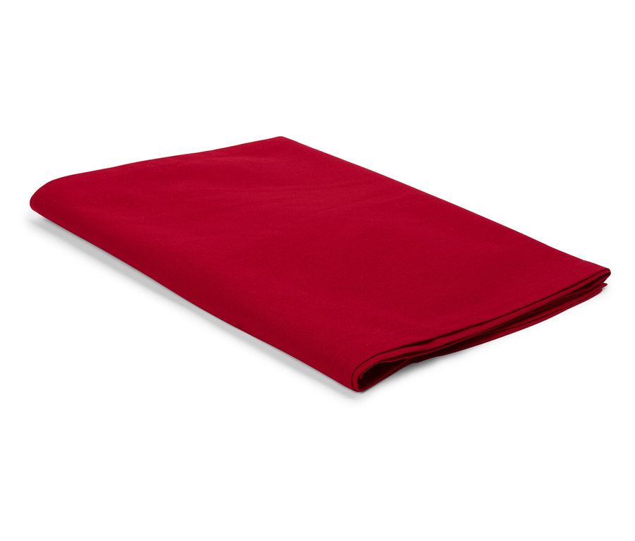 Un tissu rouge plié sur un fond blanc.