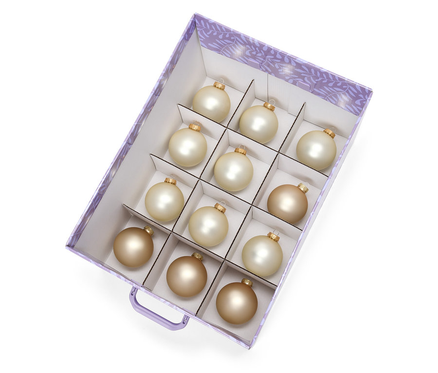 Boules de Noël dans une boîte.