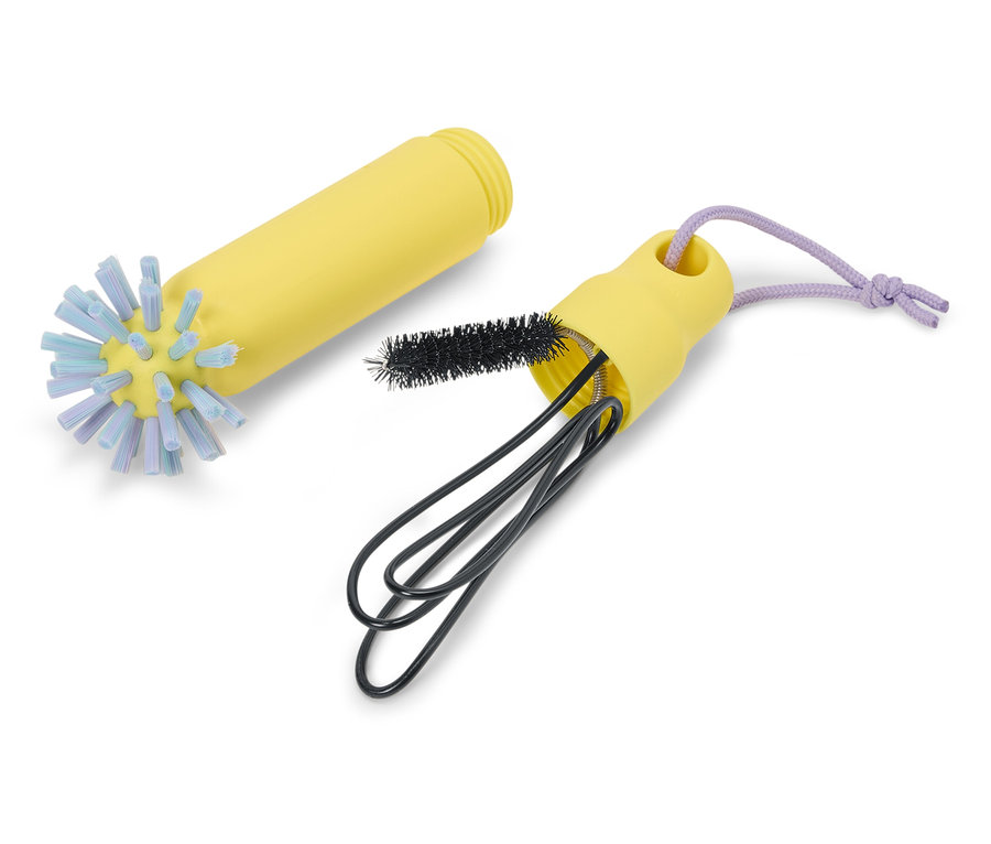 Brosse de nettoyage jaune avec des poils bleus et un ensemble d'outils de nettoyage avec un manche jaune.