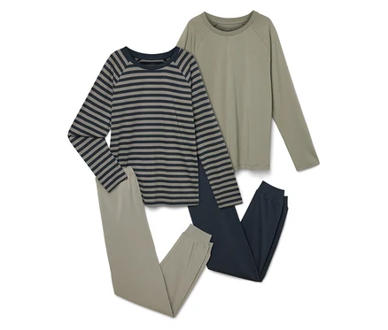Deux ensembles de pyjama. Un ensemble est composé d'un haut à manches longues rayé et d'un pantalon beige. L'autre ensemble est composé d'un haut à manches longues olive et d'un pantalon bleu marine.