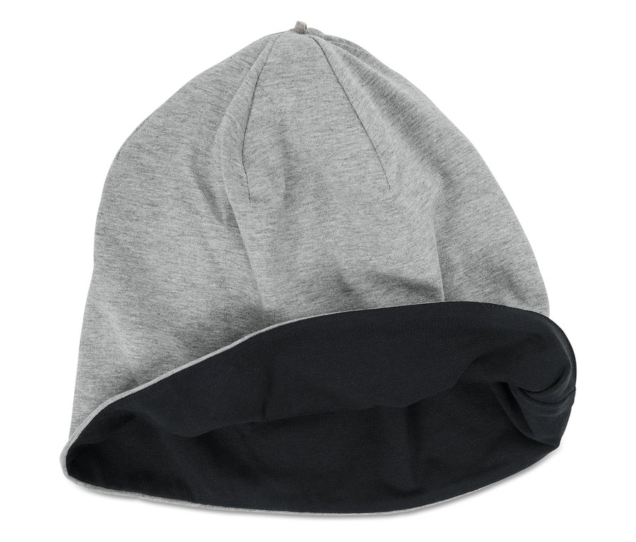Bonnet tricoté gris avec doublure noire.
