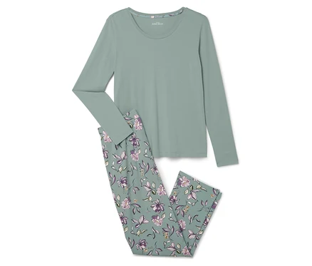 Un pyjama vert à manches longues avec un pantalon à fleurs.