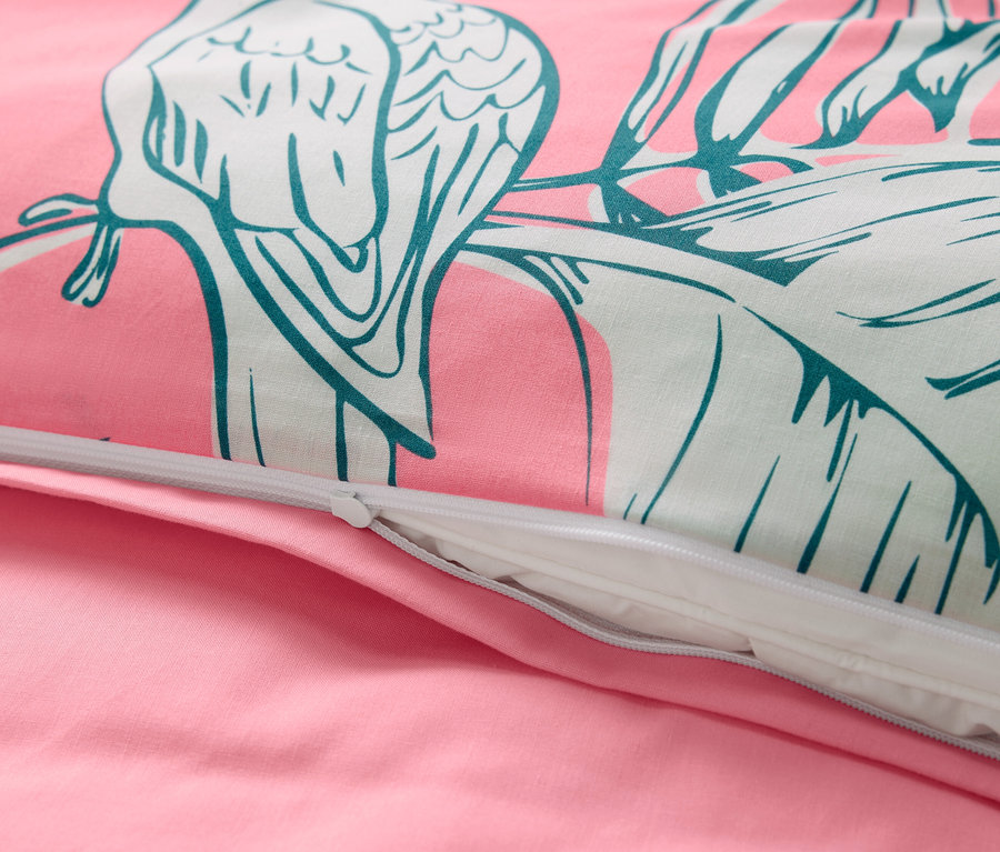 Détail de la parure de lit rose en renforcé Tropical Rose avec fermeture éclair et imprimé feuilles et oiseaux.