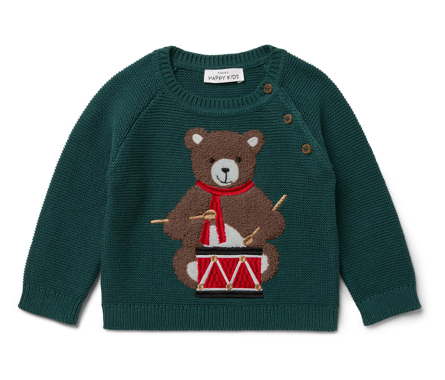 Pull vert avec un ours brun jouant du tambour avec une écharpe rouge.
