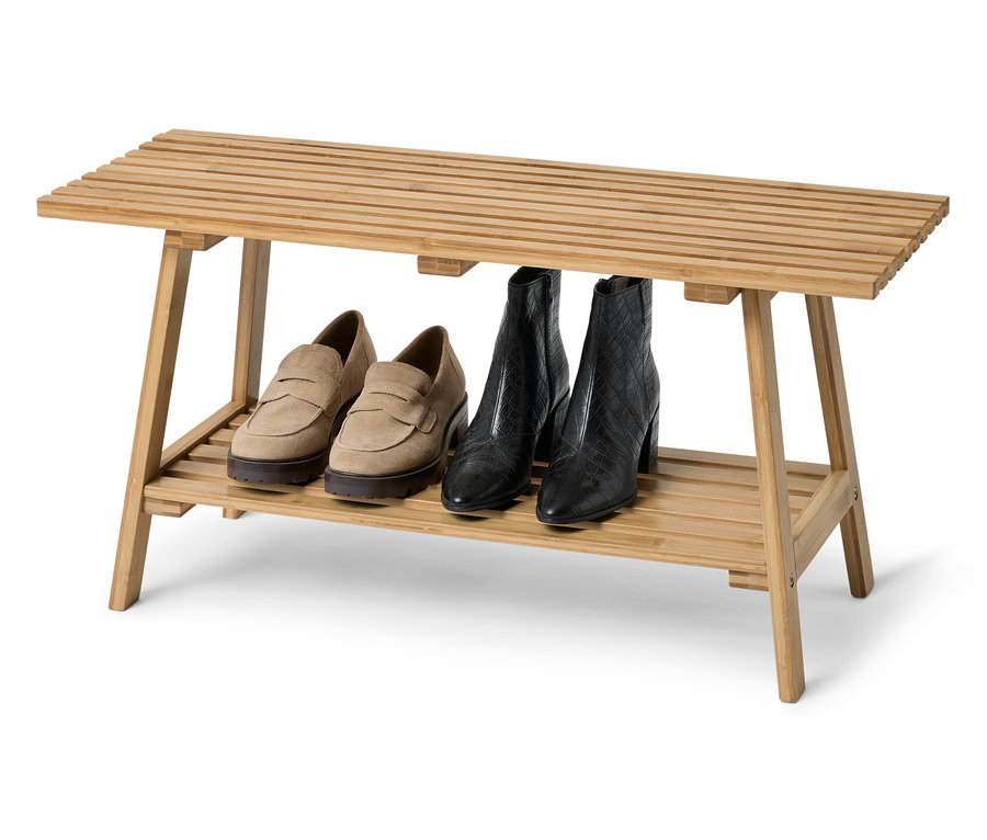 Deux paires de chaussures sont posées sur une étagère à chaussures en bambou.