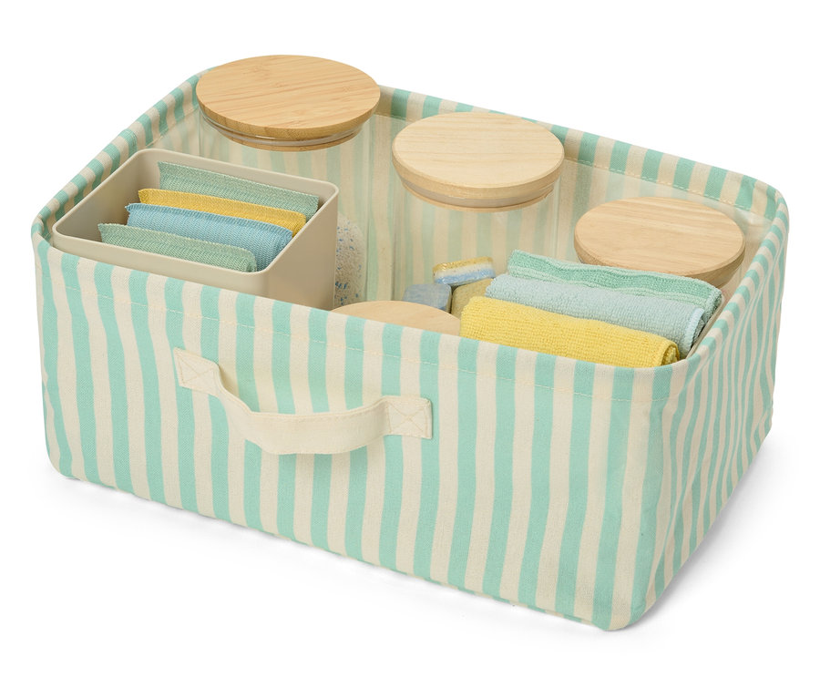 Une boîte de rangement pliable et plate à rayures bleues et blanches remplie de bocaux, de débarbouillettes et d'un organiseur.