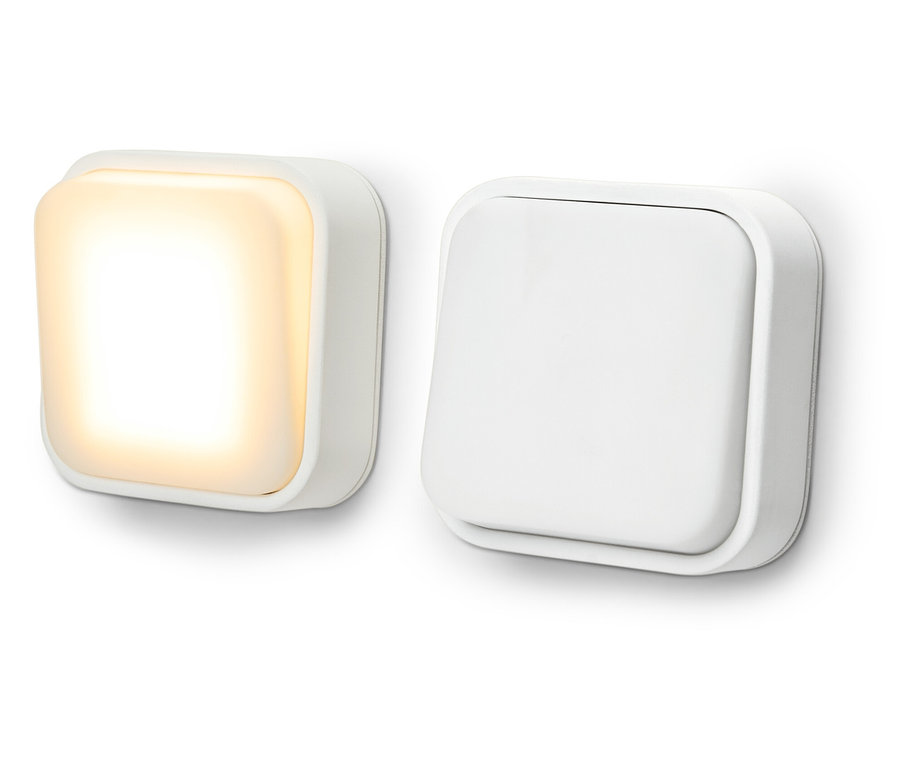 Deux appliques murales blanches, dont une allumée.