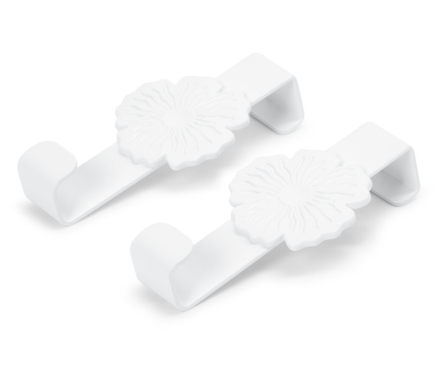 Deux crochets blancs avec un motif floral.