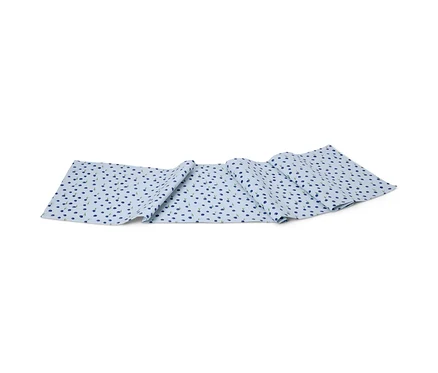 Un chemin de table bleu clair avec un motif de baies bleu foncé.