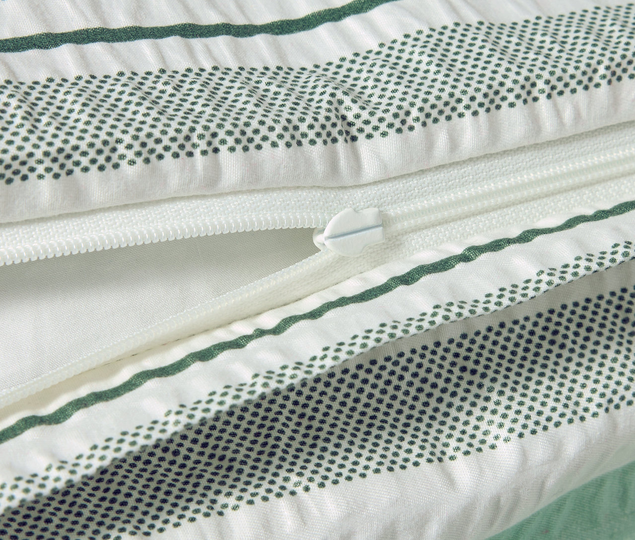 Gros plan d'une parure de lit en microfibre seersucker de taille normale avec fermeture éclair.