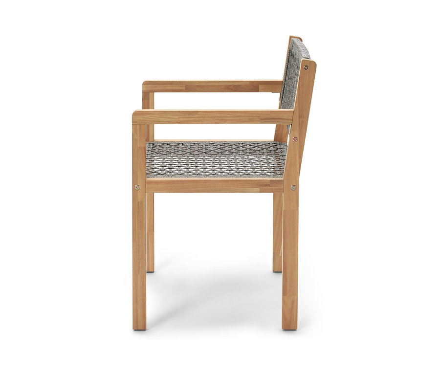 Vue latérale d'une chaise de salle à manger avec un tissage textile.