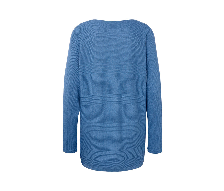 Pull en maille fine bleu.