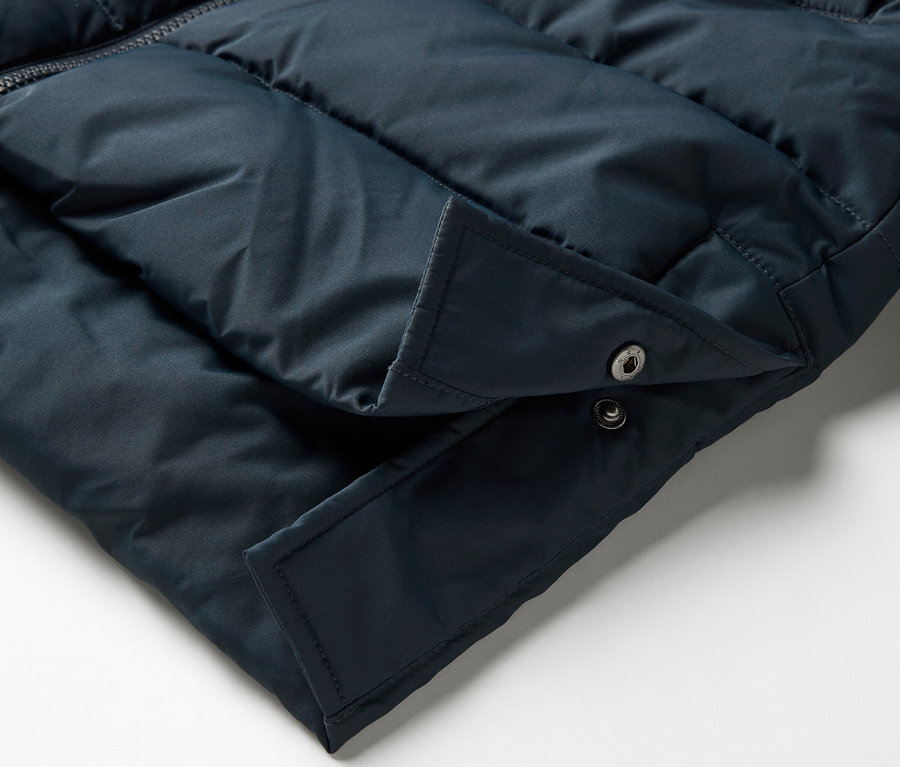 Détail d'un manteau thermique pour enfants.