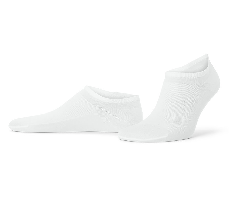 Deux chaussettes blanches sont posées sur un fond blanc.