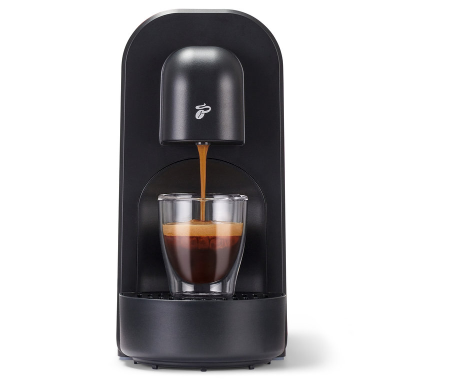 Un expresso coule d'une Cafissimo now red noire dans un verre.