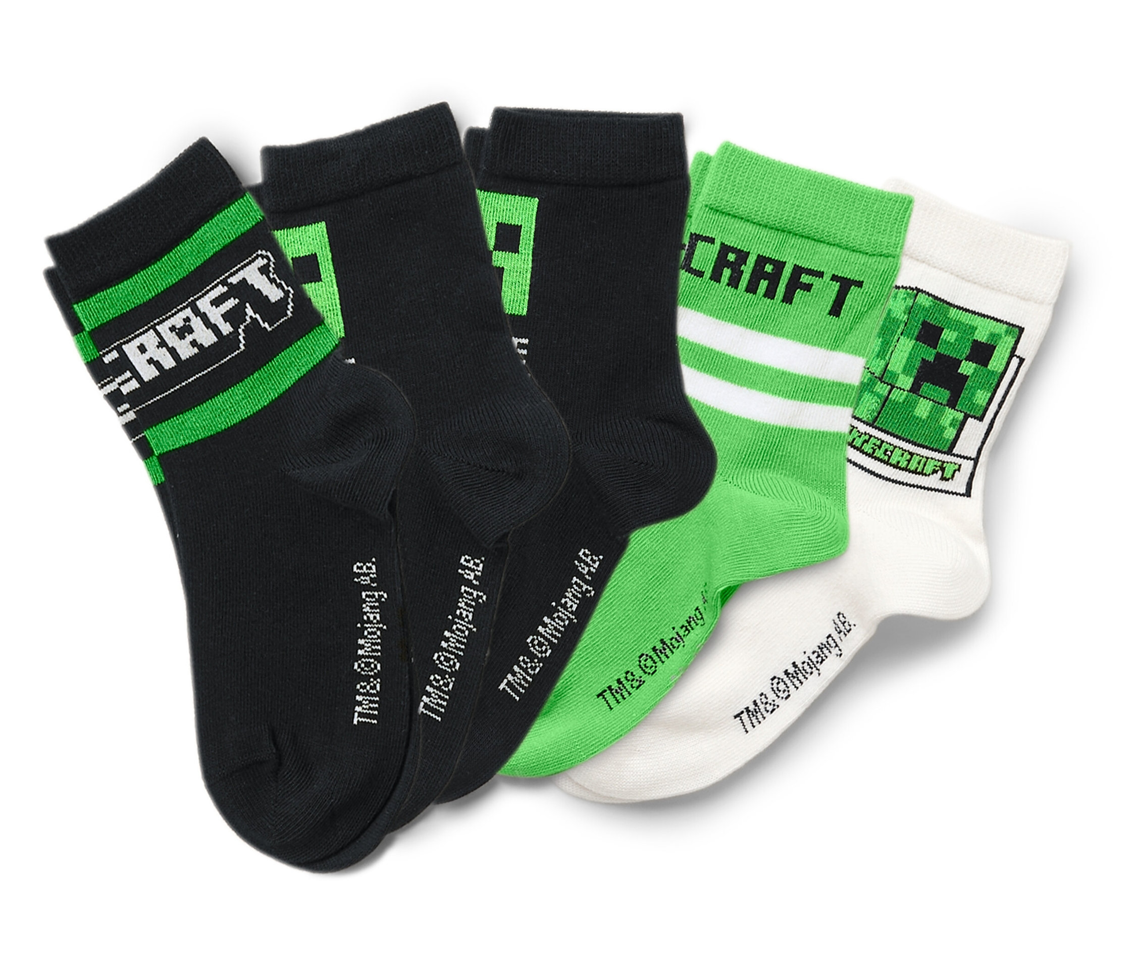Quatre paires de chaussettes sont alignées, dont une paire avec le mot Minecraft et des bords-côtes vert et noir.