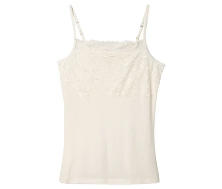 Un caraco crème avec de la dentelle sur un fond blanc.