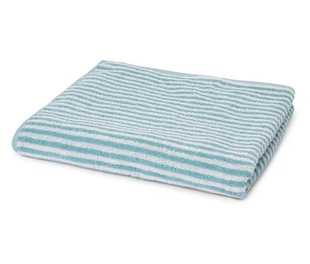 Une serviette pliée avec des rayures bleues et blanches repose sur un fond blanc.