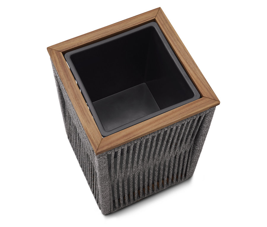 Gros plan d'un pot de fleurs carré avec un tissage de cordes grises et des accents de bois.