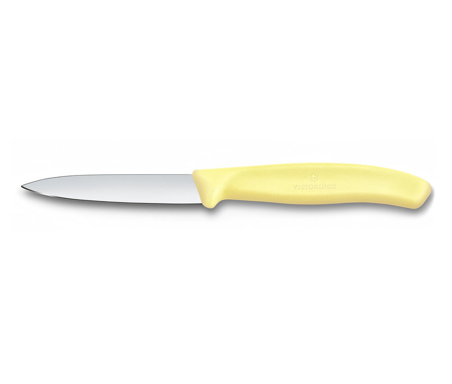 Un couteau à légumes jaune Victorinox repose sur un fond blanc.