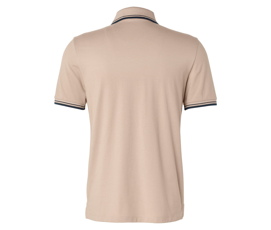 Vue arrière d'un polo beige avec des détails bleu marine au niveau du col et des manches.