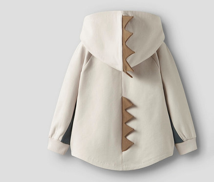 Le sweat-shirt beige NAME IT pour enfant présente une application de dinosaure en 3D sur la capuche et le dos.