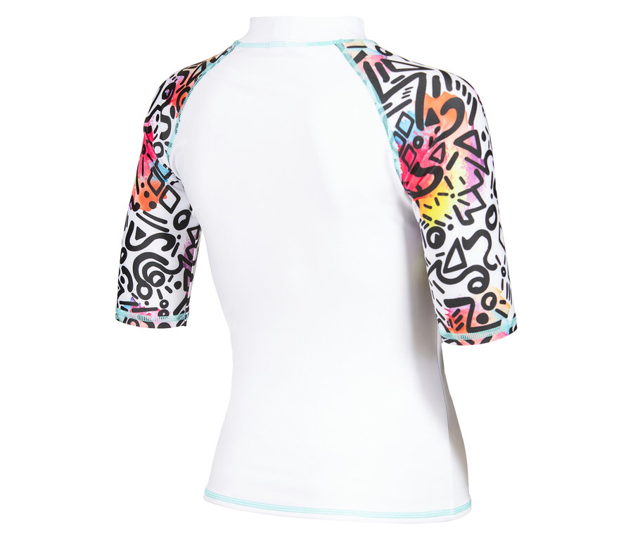 Haut blanc à manches courtes avec des motifs géométriques colorés sur les manches.