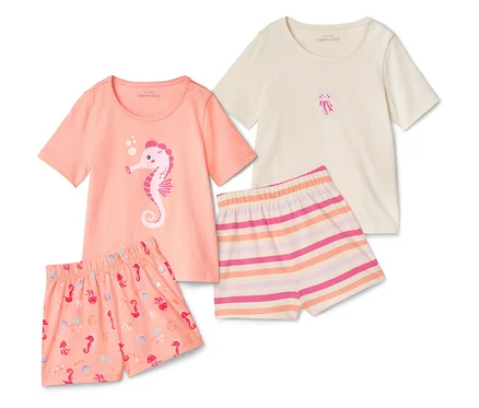 Deux pyjamas shorty pour enfant, hippocampe, posés avec un shorty corail, un shorty rayé et des hauts assortis.