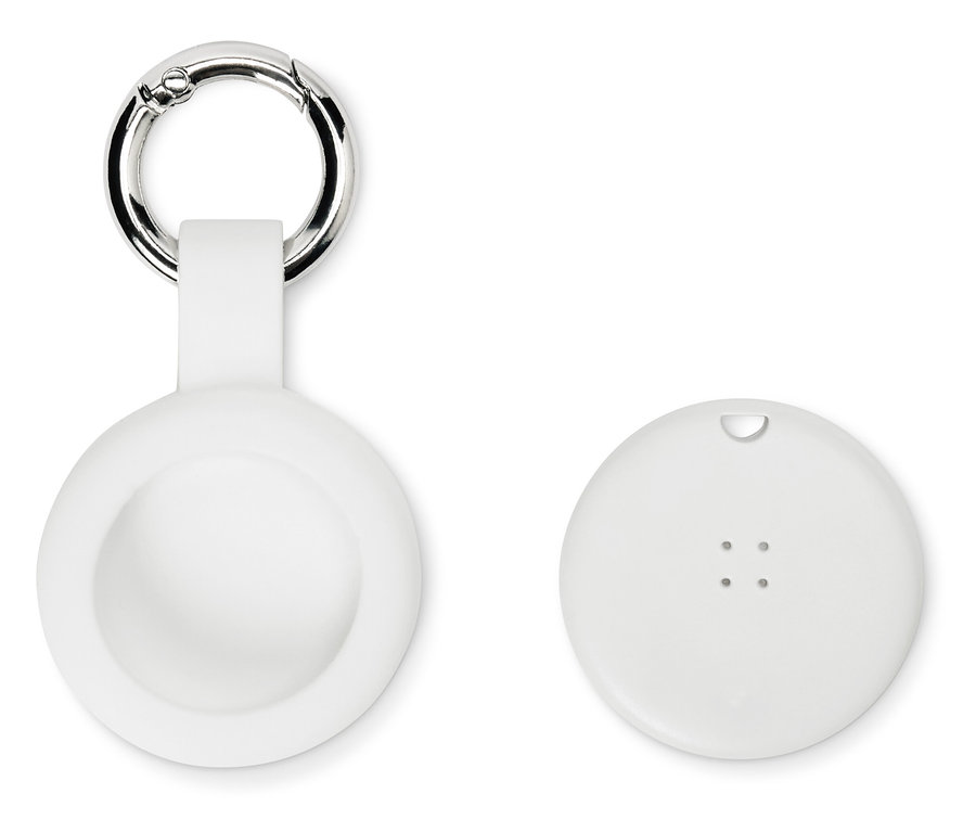 Un support AirTag rond blanc avec un mousqueton et un couvercle AirTag blanc reposent sur un fond blanc.