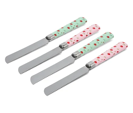 Quatre couteaux à pain disposés en diagonale sur un fond blanc. Les manches sont roses et verts avec un motif de fraises.