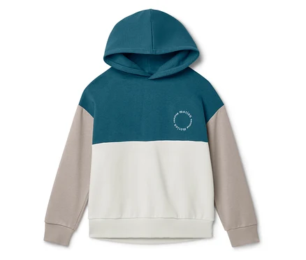 Un sweat à capuche tricolore bleu, blanc et beige posé à plat.