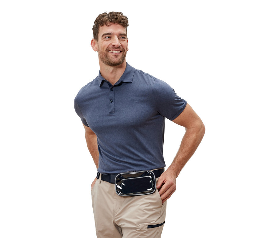 Un homme souriant avec une ceinture noire et un sac transparent.